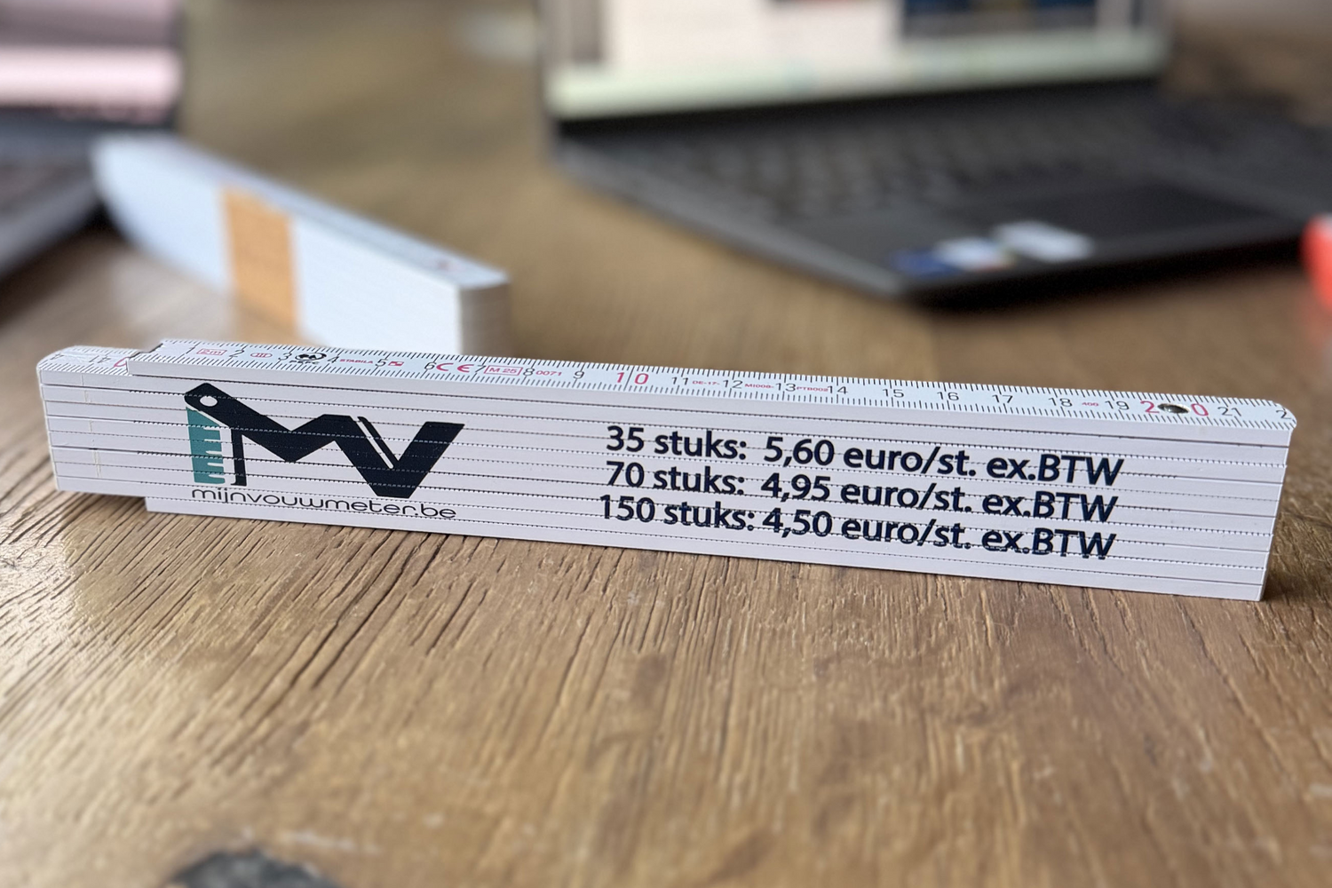 Logo laten drukken op vouwmeters: zo haal je het maximale uit je ontwerp