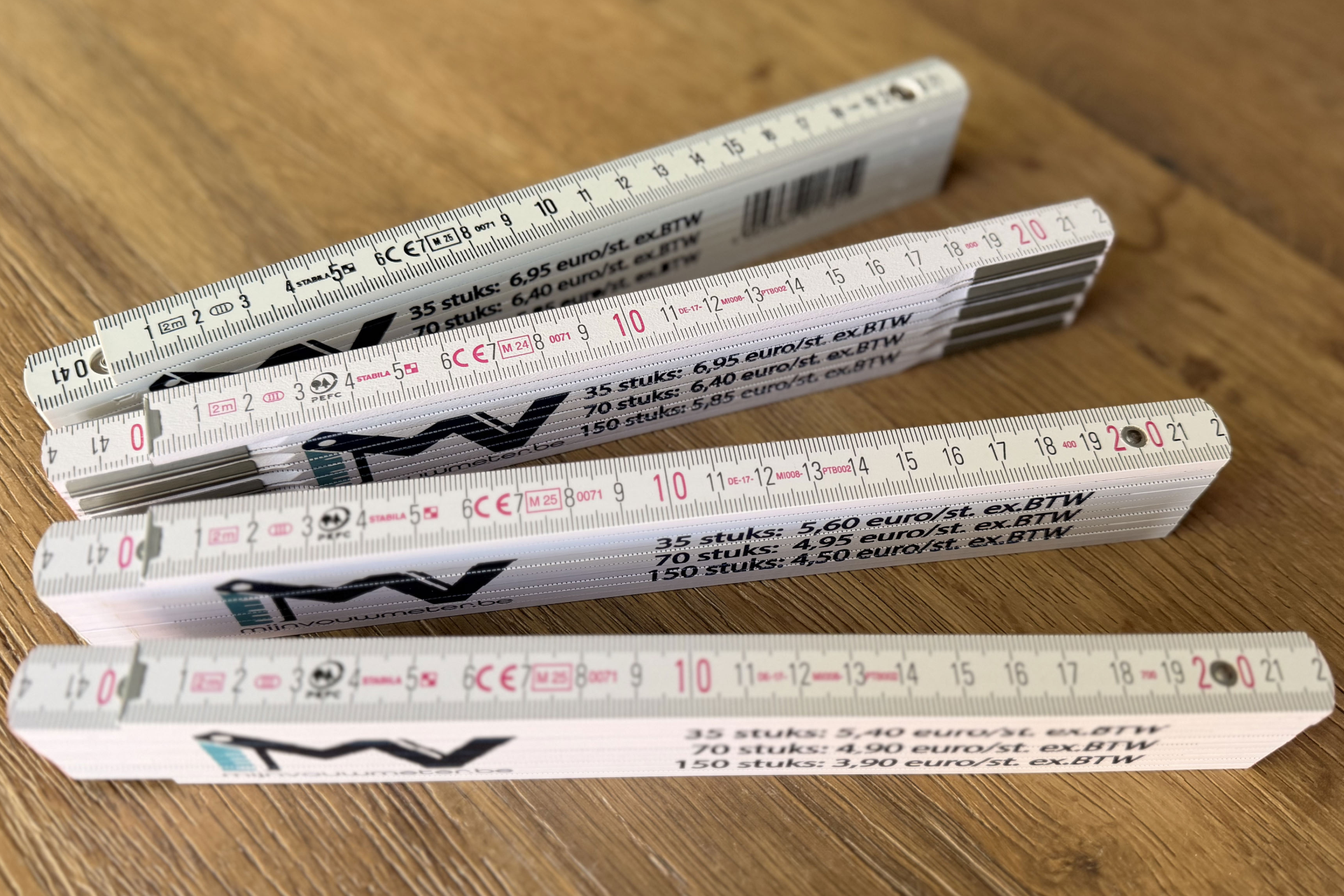 Houten vs. kunststof vouwmeters: wat is het beste materiaal om te laten bedrukken?